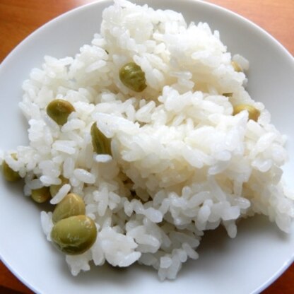 冷凍えんどう豆で！？と感心して、冷凍枝豆で作ってみた↑グリーンピースの時期に、生から炊くのとは気分が違うんだろうけど、簡単に豆の栄養が摂れてイイ❤・・❤ポチ♡